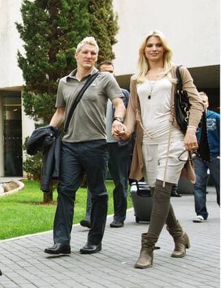 Bastian Schweinsteiger (Deutschland) mit Freundin Sarah Brandner anlässlich der Ankunft im EM Trainingslager auf Mallorca Fußball EM Herren Vorschau Euro 2008, Trainingslager, Nationalmannschaft, Ankunft Gruppe Palma de Mallorca Fußball EM Herren Vorschau Euro 2008, Trainingslager, Nationalmannschaft, Ankunft Gruppe Palma de Mallorca