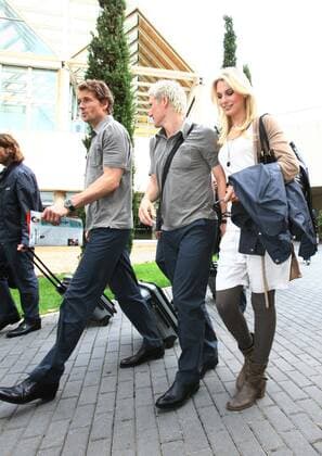 Torwart Jens Lehmann (li.) und Bastian Schweinsteiger (beide Deutschland) mit Freundin Sarah Brandner anlässlich der Ankunft im EM Trainingslager auf Mallorca Fußball EM Herren Vorschau Euro 2008, Trainingslager, Nationalmannschaft, Ankunft Gruppe Palma de Mallorca Fußball EM Herren Vorschau Euro 2008, Trainingslager, Nationalmannschaft, Ankunft Gruppe Palma de Mallorca