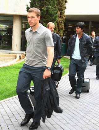 Lukas Podolski (vorn) und Bundestrainer Joachim Löw (re., beide Deutschland) anlässlich der Ankunft im EM Trainingslager auf Mallorca Fußball EM Herren Vorschau Euro 2008, Trainingslager, Nationalmannschaft, Ankunft Gruppe Palma de Mallorca Fußball EM Herren Vorschau Euro 2008, Trainingslager, Nationalmannschaft, Ankunft Gruppe Palma de Mallorca