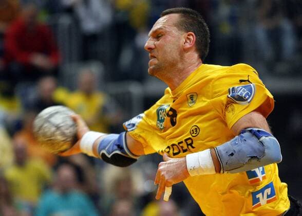Christian Schwarzer (Rhein Neckar Löwen) am Ball Handball 1. BL Herren Saison 2007 2008, SG Kronau Östringen Einzelbild Mannheim Dynamik, Handball 1. BL Herren Saison 2007 2008, SG Kronau Östringen Einzelbild Mannheim Dynamik,