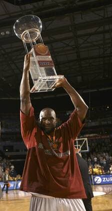 Darius Hall (Quakenbrück) präsentiert die Trophäe für den BBL Pokalsieg 2008 Basketball 1. BL Herren BBL Pokal 2007 2008, Pokalspiel, Pokalfinale, FinalFour, 4, Final Four, Top Einzelbild Hamburg Freude, Basketball 1. BL Herren BBL Pokal 2007 2008, Pokalspiel, Pokalfinale, FinalFour, 4, Final Four, Top Einzelbild Hamburg Freude,