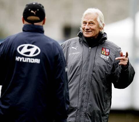 Nationaltrainer Karel Brückner (Tschechien, re.) gibt Anweisungen -  Fußball EM Herren Vorschau EURO 2008, Nationalteam, Trainingslager, Training Gruppe Bad Kleinkirchheim Fußball EM Herren Vorschau EURO 2008, Nationalteam, Trainingslager, Training Gruppe Bad Kleinkirchheim