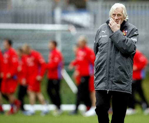 Nationaltrainer Karel Brückner (Tschechien) nachdenklich -  Fußball EM Herren Vorschau EURO 2008, Nationalteam, Trainingslager, Training Einzelbild Bad Kleinkirchheim Fußball EM Herren Vorschau EURO 2008, Nationalteam, Trainingslager, Training Einzelbild Bad Kleinkirchheim
