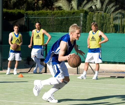 Bastian Schweinsteiger (Deutschland) spielt im Trainingslager auf Mallorca zum Ausgleich Basketball Fußball EM Herren Vorschau Euro 2008, Nationalteam, Trainingslager Einzelbild o0 Training Palma de Mallorca Dynamik, Fußball EM Herren Vorschau Euro 2008, Nationalteam, Trainingslager Einzelbild o0 Training Palma de Mallorca Dynamik,