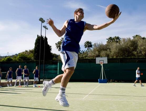 Miroslav Klose (Deutschland) spielt im Trainingslager auf Mallorca zum Ausgleich Basketball Fußball EM Herren Vorschau Euro 2008, Nationalteam, Trainingslager Einzelbild o0 Training Palma de Mallorca Dynamik, Fußball EM Herren Vorschau Euro 2008, Nationalteam, Trainingslager Einzelbild o0 Training Palma de Mallorca Dynamik,