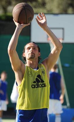 Kevin Kuranyi (Deutschland) spielt im Trainingslager auf Mallorca zum Ausgleich Basketball Fußball EM Herren Vorschau Euro 2008, Nationalteam, Trainingslager Einzelbild o0 Training Palma de Mallorca Fußball EM Herren Vorschau Euro 2008, Nationalteam, Trainingslager Einzelbild o0 Training Palma de Mallorca