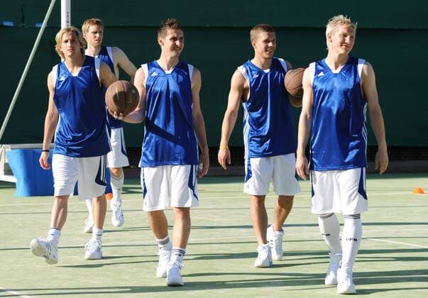 V.re.: Bastian Schweinsteiger, Lukas Podolski, Miroslav Klose, Per Mertesacker und Torwart Rene Adler (alle Deutschland) spielen im Trainingslager auf Mallorca zum Ausgleich Basketball Fußball EM Herren Vorschau Euro 2008, Nationalteam, Trainingslager Gruppe o0 Training Palma de Mallorca Fußball EM Herren Vorschau Euro 2008, Nationalteam, Trainingslager Gruppe o0 Training Palma de Mallorca