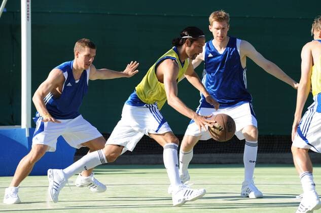 Kevin Kuranyi (Mitte), Lukas Podolski (li.) und Per Mertesacker (alle Deutschland) spielen im Trainingslager auf Mallorca zum Ausgleich Basketball Fußball EM Herren Vorschau Euro 2008, Nationalteam, Trainingslager Gruppe o0 Training Palma de Mallorca Dynamik, Fußball EM Herren Vorschau Euro 2008, Nationalteam, Trainingslager Gruppe o0 Training Palma de Mallorca Dynamik,