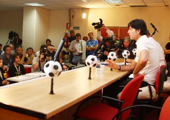 Bundestrainer Joachim Löw (Deutschland) auf einer Pressekonferenz zur Euro 2008 Fußball EM Herren Vorschau Euro 2008, Nationalteam, Pressekonferenz, Pressetermin Gruppe Palma de Mallorca Fußball EM Herren Vorschau Euro 2008, Nationalteam, Pressekonferenz, Pressetermin Gruppe Palma de Mallorca