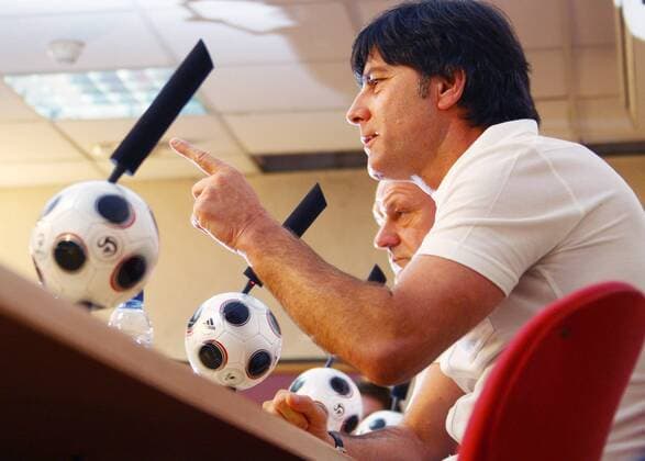 Bundestrainer Joachim Löw (Deutschland) auf einer Pressekonferenz zur Euro 2008 Fußball EM Herren Vorschau Euro 2008, Nationalteam, Pressekonferenz, Pressetermin Einzelbild Palma de Mallorca Fußball EM Herren Vorschau Euro 2008, Nationalteam, Pressekonferenz, Pressetermin Einzelbild Palma de Mallorca