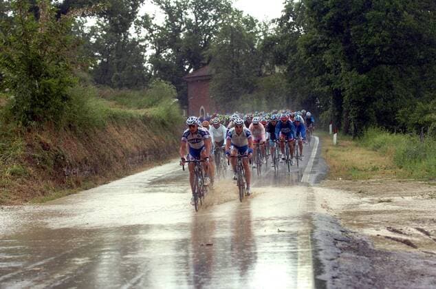 Peloton des Giro d Italia 2008 auf einer überschwemmten Straße - Radsport Herren Giro d Italia 2008, dItalia, Straßenradsport, Straße, Rad, Totale 11. Etappe: Urbania - Cesena Radsport Herren Giro d Italia 2008, dItalia, Straßenradsport, Straße, Rad, Totale 11. Etappe: Urbania - Cesena