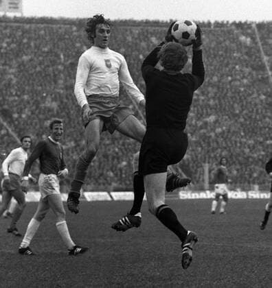 Jan Banas (Polen) gegen Torwart Sepp Maier (BR Deutschland) - (503985) Fußball Länderspiel Herren EM Qualifikation 1971, Nationalteam, Nationaltrikot, Polen - BRD 1:3 Gruppe Warschau Dynamik, Abwehr, Fußball Länderspiel Herren EM Qualifikation 1971, Nationalteam, Nationaltrikot, Polen - BRD 1:3 Gruppe Warschau Dynamik, Abwehr,