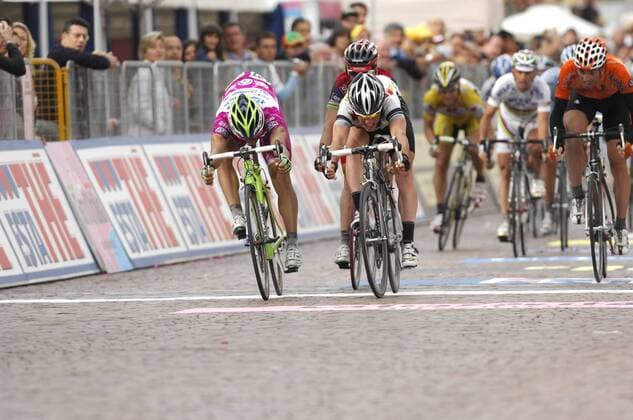 Daniele Bennati (Italien Liquigas, li.) gewinnt die 12. Etappe des Giro d Italia 2008 vor Mark Cavendish (Großbritannien High Road) -  Radsport Herren Giro d Italia 2008, dItalia, Straßenradsport, Straße, Rad, Gruppe 12. Etappe: Forli - Capi Dynamik, Kampf, Radsport Herren Giro d Italia 2008, dItalia, Straßenradsport, Straße, Rad, Gruppe 12. Etappe: Forli - Capi Dynamik, Kampf,