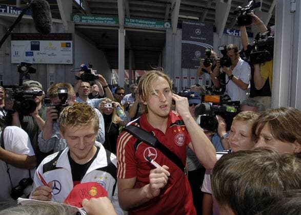 Torwart Rene Adler (re.) und Marko Marin (beide Deutschland) schreiben nach der Pressekonferenz während des Trainingslagers auf Mallorca Autogramme Fußball Herren DFB Pressekonferenz 2008, Nationalmannschaft, Trainingslager, Pressetermin Gruppe Palma de Mallorca Fußball Herren DFB Pressekonferenz 2008, Nationalmannschaft, Trainingslager, Pressetermin Gruppe Palma de Mallorca