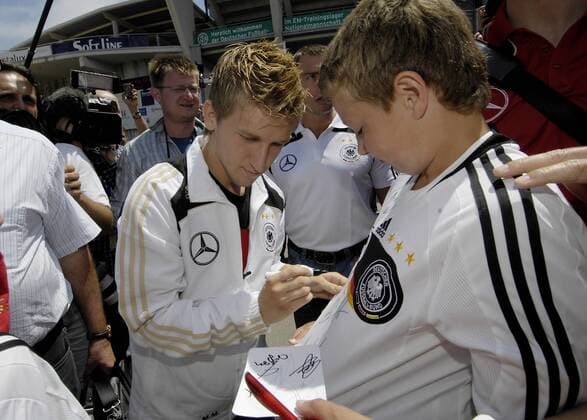 Marko Marin (Deutschland) schreibt nach der Pressekonferenz während des Trainingslagers auf Mallorca Autogramme Fußball Herren DFB Pressekonferenz 2008, Nationalmannschaft, Trainingslager, Pressetermin Gruppe Palma de Mallorca Fußball Herren DFB Pressekonferenz 2008, Nationalmannschaft, Trainingslager, Pressetermin Gruppe Palma de Mallorca