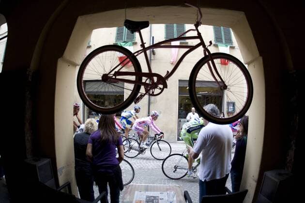 Teilnehmerfeld des Giro d Italia 2008 passiert eine Gasse -  Radsport Herren Giro d Italia 2008, dItalia, Straßenradsport, Straße, Rad Totale 11. Etappe Urbania - Cesena Radsport Herren Giro d Italia 2008, dItalia, Straßenradsport, Straße, Rad Totale 11. Etappe Urbania - Cesena