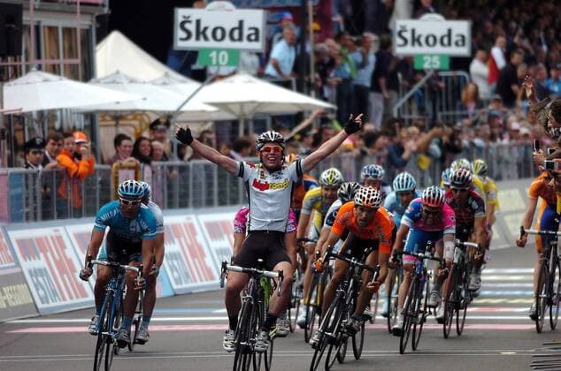 Mark Cavendish (Großbritannien High Road, Mitte) gewinnt die 13. Etappe der Giro dItalia 2008 - Radsport Herren Giro d Italia 2008, dItalia, Straßenradsport, Straße, Rad Gruppe 13. Etappe: Modena - Cittadella Freude, Radsport Herren Giro d Italia 2008, dItalia, Straßenradsport, Straße, Rad Gruppe 13. Etappe: Modena - Cittadella Freude,