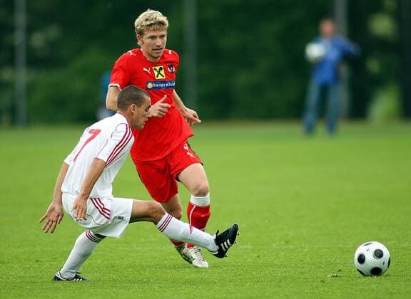 Ronald Gercaliu (Österreich, re.) im Duell - Fußball Länderspiel Herren Nationalteam 2008, Nationaltrikot, Test, Testspiel, Freundschaftsspiel Gruppe Österreich - Kuba 4:1 Lindabrunn Enzesfeld Dynamik, Fußball Länderspiel Herren Nationalteam 2008, Nationaltrikot, Test, Testspiel, Freundschaftsspiel Gruppe Österreich - Kuba 4:1 Lindabrunn Enzesfeld Dynamik,