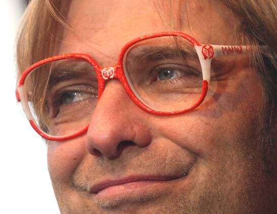 Trainer Jürgen Klopp schaut durch die Mainzer Vereinsbrille Fußball 2. BL Herren Saison 2007 2008, FSV Mainz 05, Abschiedsparty für Trainer Jürgen Klopp, Abschied, Feier, Fest, Porträt Mainz