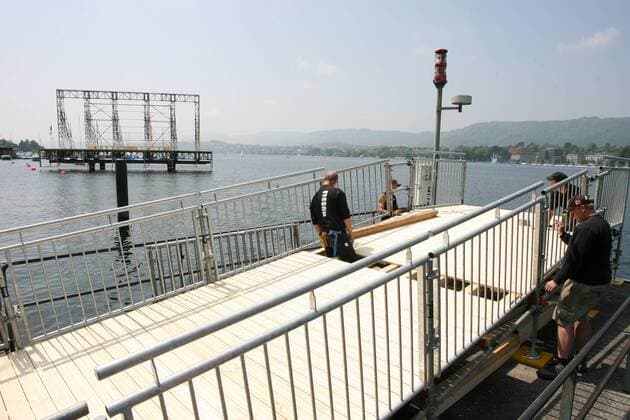 Arbeiter bauen am Zürichsee ein public viewing Gelände für die EM 2008 auf - das Gerüst für den riesigen LED Bildschirm steht schon Fußball EM Herren EM 2008, Euro, Vorschau, o0 Austragungsort, Stadt, Städte Totale Zürich 