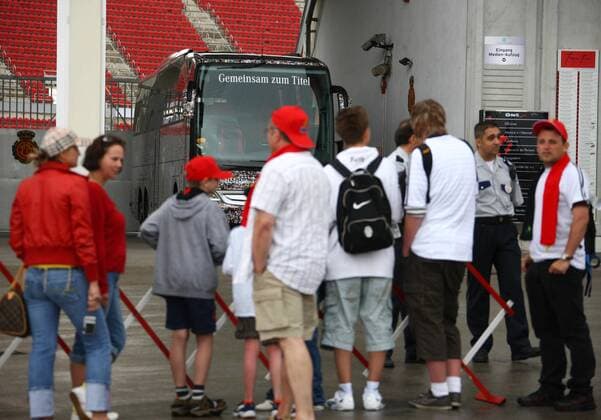 Der deutsche Mannschaftsbus proklamiert Gemeinsam zum Titel, doch die Fans werden vom Training ausgesperrt Fußball EM Herren Vorschau Euro 2008, Nationalteam Deutschland, Trainingslager, Training Gruppe Estadio San Moix o0 Geheimtraining Palma de Mallorca Fußball EM Herren Vorschau Euro 2008, Nationalteam Deutschland, Trainingslager, Training Gruppe Estadio San Moix o0 Geheimtraining Palma de Mallorca