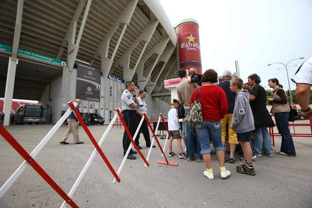 Deutsche Fans vom Training der Nationalmannschaft im Estadio St. Moix auf Mallorca ausgesperrt Fußball EM Herren Vorschau Euro 2008, Nationalteam Deutschland, Trainingslager, Training Gruppe Estadio San Moix Palma de Mallorca Fußball EM Herren Vorschau Euro 2008, Nationalteam Deutschland, Trainingslager, Training Gruppe Estadio San Moix Palma de Mallorca