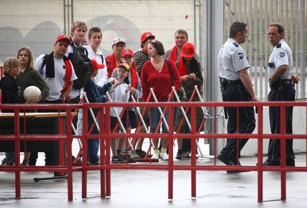 Deutsche Fans vom Training der Nationalmannschaft im Estadio St. Moix auf Mallorca ausgesperrt Fußball EM Herren Vorschau Euro 2008, Nationalteam Deutschland, Trainingslager, Training Gruppe Estadio San Moix Palma de Mallorca Fußball EM Herren Vorschau Euro 2008, Nationalteam Deutschland, Trainingslager, Training Gruppe Estadio San Moix Palma de Mallorca