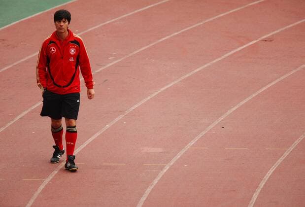 Bundestrainer Joachim Löw (Deutschland) allein auf einer Tartanbahn Fußball EM Herren Vorschau Euro 2008, Nationalteam Deutschland, Trainingslager, Training Einzelbild Palma de Mallorca Fußball EM Herren Vorschau Euro 2008, Nationalteam Deutschland, Trainingslager, Training Einzelbild Palma de Mallorca