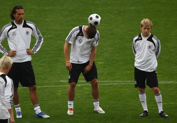 V.re.: Marko Marin, Lukas Podolski und Kevin Kuranyi (alle Deutschland) - Podolski trägt auf einer Schuhlasche die deutschen Nationalfarben Fußball EM Herren EM 2008, Euro, Vorschau, Nationalmannschaft Gruppe Palma de Mallorca