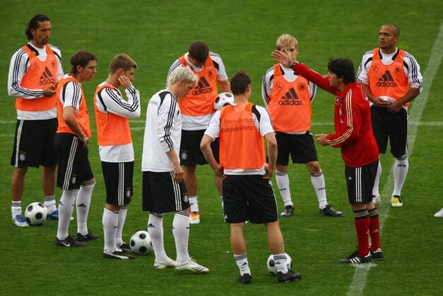 Training Deutschland, v.li.: Kevin Kuranyi, Patrick Helmes, Thomas Hitzlsperger, Bastian Schweinsteiger Lukas Podolski, Miroslav Klose, Marko Marin, Bundestrainer Joachim Löw und David Odonkor (alle Deutschland) Fußball EM Herren EM 2008, Euro, Vorschau, Nationalmannschaft, Gruppe Palma de Mallorca
