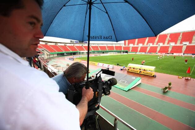 Kameramann und Assistent mit Regenschirm während des Trainings der deutschen Nationalmannschaft im Estadio San Moix auf Mallorca Fußball EM Herren EM 2008, Euro, Vorschau, Nationalmannschaft, Primera Division, 1. Spanische Liga, RCD Mallorca Totale Estadio San Moix Palma de Mallorca Fußball EM Herren EM 2008, Euro, Vorschau, Nationalmannschaft, Primera Division, 1. Spanische Liga, RCD Mallorca Totale Estadio San Moix Palma de Mallorca