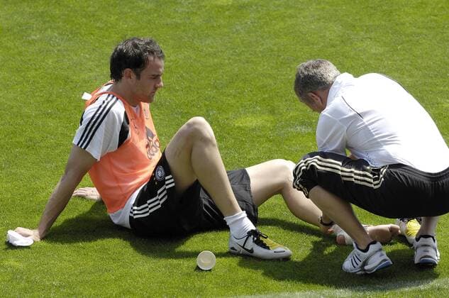 Christoph Metzelder (Deutschland) wird von einem Betreuer behandelt Fußball EM Herren EM 2008, Euro, Vorschau, Nationalmannschaft, Deutschland, Gruppe Palma de Mallorca