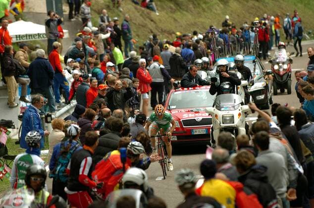 Emanuele Sella (Italien CSF Group Navigare) zwischen den Fans am Anstieg - Radsport Herren Giro d Italia 2008, dItalia, Straßenradsport, Straße, Rad, Totale 14. Etappe: Verona - Alpe di Pampeago Radsport Herren Giro d Italia 2008, dItalia, Straßenradsport, Straße, Rad, Totale 14. Etappe: Verona - Alpe di Pampeago