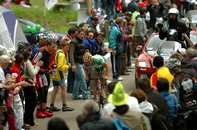 Emanuele Sella (Italien CSF Group Navigare) zwischen den Fans am Anstieg - Radsport Herren Giro d Italia 2008, dItalia, Straßenradsport, Straße, Rad, Totale 14. Etappe: Verona - Alpe di Pampeago Radsport Herren Giro d Italia 2008, dItalia, Straßenradsport, Straße, Rad, Totale 14. Etappe: Verona - Alpe di Pampeago