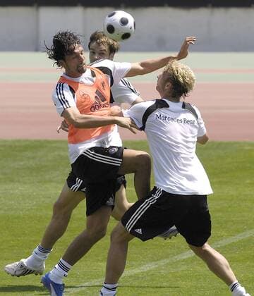 Simon Rolfes (re.) gegen Kevin Kuranyi (beide Deutschland) Fußball EM Herren EM 2008, Vorschau, Euro, Nationalmannschaft, Deutschland Gruppe Palma de Mallorca