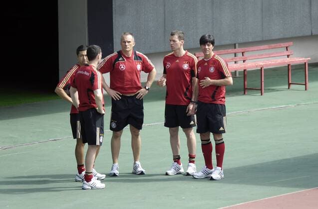 V.re.: Bundestrainer Joachim Löw, sowie die Fitnesstrainer Oliver Schmidtlein, Mark Verstegen, Shad Forsythe und Masa Sakihana (alle Deutschland) Fußball EM Herren EM 2008, Vorschau, Euro, Nationalmannschaft, Deutschland Gruppe Palma de Mallorca