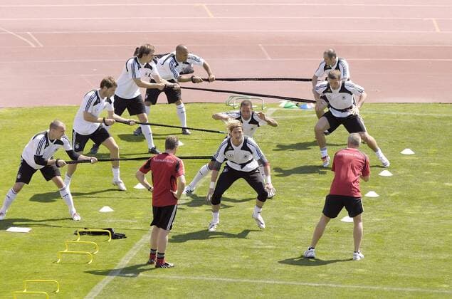 Fitnesstrainer Mark Verstegen (re.) und Torwarttrainer Andreas Köpke (Mitte vorn, beide Deutschland) überwachen das Training mit elastischen Bändern Fußball EM Herren EM 2008, Vorschau, Euro, Nationalmannschaft, Deutschland, Training, Trainingslager, Totale Palma de Mallorca