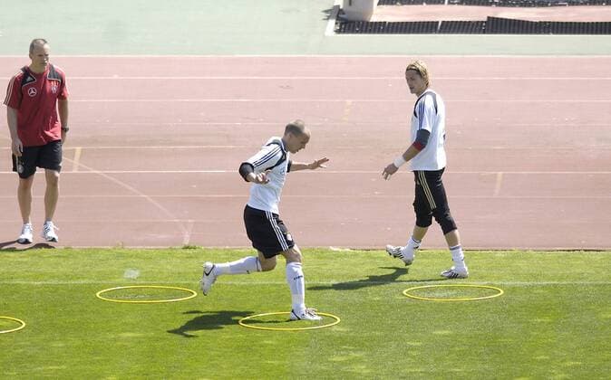 V.li.: Fitnesstrainer Mark Verstegen, Torwart Robert Enke und Torwart Rene Adler - Koordinationstraining Fußball EM Herren EM 2008, Vorschau, Euro, Nationalmannschaft, Deutschland, Training, Trainingslager, Gruppe Palma de Mallorca
