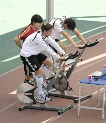 V.li.: Bundestrainer Joachim Löw, Arne Friedrich und Mario Gomez (alle Deutschland) - Training am Ergometer Fußball EM Herren EM 2008, Vorschau, Euro, Nationalmannschaft, Deutschland, Training, Trainingslager, Gruppe Palma de Mallorca
