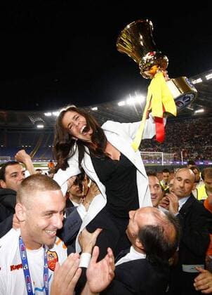 Rosella Sensi (AS Rom), Lega Calcio Vizepräsidentin und Geschäftsführerin, präsentiert die Trophäe für den Gewinn der Coppa Italia 2008 -  Fußball Herren Coppa Italia 2007 2008, Italienischer Pokal, Finale, Pokalspiel, Pokalfinale, Roma Gruppe Freude, Begeisterung,