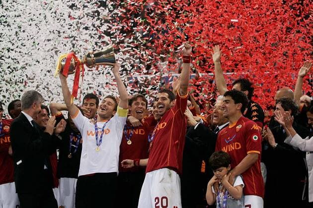 Francesco Totti präsentiert die Trophäe für den Gewinn der Coppa Italia 2008, daneben Simone Perrotta (Mitte) und David Pizarro (re, alle AS Rom) -  Fußball Herren Coppa Italia 2007 2008, Italienischer Pokal, Finale, Pokalspiel, Pokalfinale, Roma Gruppe Freude,