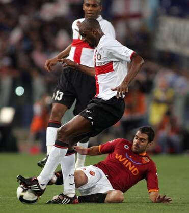 Patrick Vieira (Inter Mailand, vorn) gegen Simone Perrotta (AS Rom) - Fußball Herren Coppa Italia 2007 2008, Italienischer Pokal, Pokalspiel, Pokalfinale, Finale, Gruppe Rom Dynamik, Fußball Herren Coppa Italia 2007 2008, Italienischer Pokal, Pokalspiel, Pokalfinale, Finale, Gruppe Rom Dynamik,