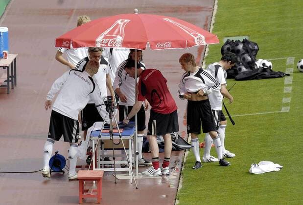 Fitnesstrainer Shad Forsythe verteilt Cardio Messbänder an die Spieler, v.li.: Bastian Schweinsteiger, Clemens Fritz, Torsten Frings, Marko Marin und Piotr Trochowski (alle Deutschland) Fußball EM Herren Nationalmannschaft 2008, Vorschau Euro, Training, Trainingslager, Gruppe Palma de Mallorca
