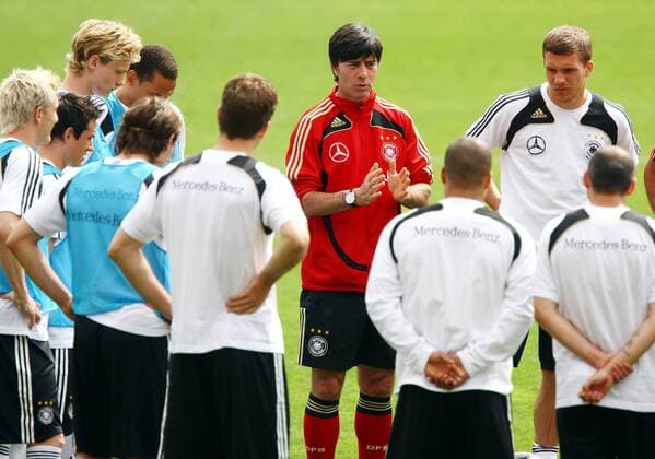 Mannschaftsbesprechung Deutschland, mit Bundestrainer Joachim Löw und Lukas Podolski (re.) Fußball EM Herren Nationalmannschaft 2008, Training, Trainingslager, Vorschau Euro Gruppe Palma de Mallorca