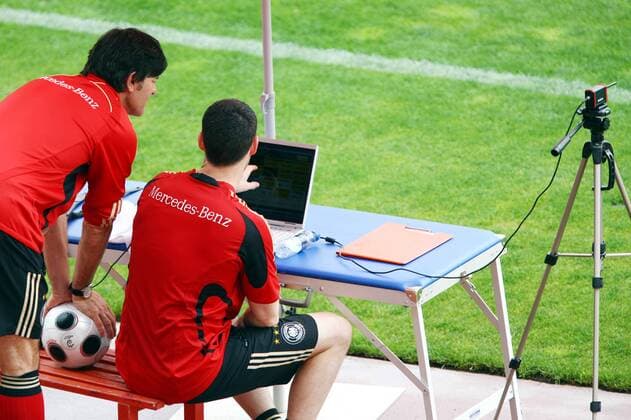 Bundestrainer Joachim Löw (li.) und Fitnesstrainer Shad Forsythe (beide Deutschland) überwachen die Trainingsdaten der Spieler Fußball EM Herren Nationalmannschaft 2008, Training, Trainingslager, Vorschau Euro, Deutschland Gruppe Palma de Mallorca