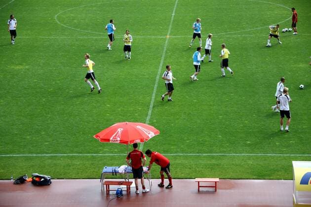 Bundestrainer Joachim Löw (vorn re.) und Fitnesstrainer Shad Forsythe (beide Deutschland) überwachen die Trainingsdaten der Spieler Fußball EM Herren Nationalmannschaft 2008, Training, Trainingslager, Vorschau Euro, Deutschland Totale Palma de Mallorca