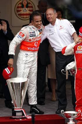 Lewis Hamilton und Teamchef Ron Dennis (beide England beide McLaren Mercedes) feiern den Sieg beim GP von Monaco 2008 Motorsport Grand Prix Herren Großer Preis von Monaco 2008, Formel 1 Weltmeisterschaft, F1, F, GP, WM Gruppe Monte Carlo Freude,