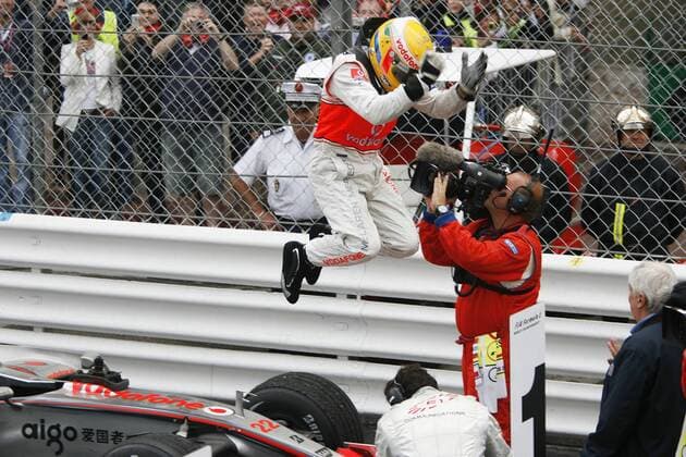 Lewis Hamilton (England McLaren Mercedes) gewinnt den GP von Monaco 2008 -  Motorsport Grand Prix Herren Großer Preis von Monaco 2008, Formel 1 Weltmeisterschaft, F1, F, GP, WM Einzelbild Monte Carlo Freude, Begeisterung,