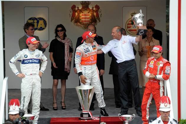 Siegerehrung beim GP von Monaco 2008, v.li.: Robert Kubica (Polen BMW Sauber), Lewis Hamilton, Teamchef Ron Dennis (beide England beide McLaren Mercedes) und Felipe Massa (Brasilien Ferrari) Motorsport Grand Prix Herren Großer Preis von Monaco 2008, Formel 1 Weltmeisterschaft, F1, F, GP, WM Gruppe Monte Carlo Freude,