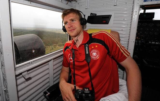 Per Mertesacker (Deutschland) in einer Propellermaschine Junkers JU 52 bei einem Rundflug über Mallorca Fußball EM Herren EM 2008, Euro, Vorschau, Nationalmannschaft, Einzelbild Palma de Mallorca